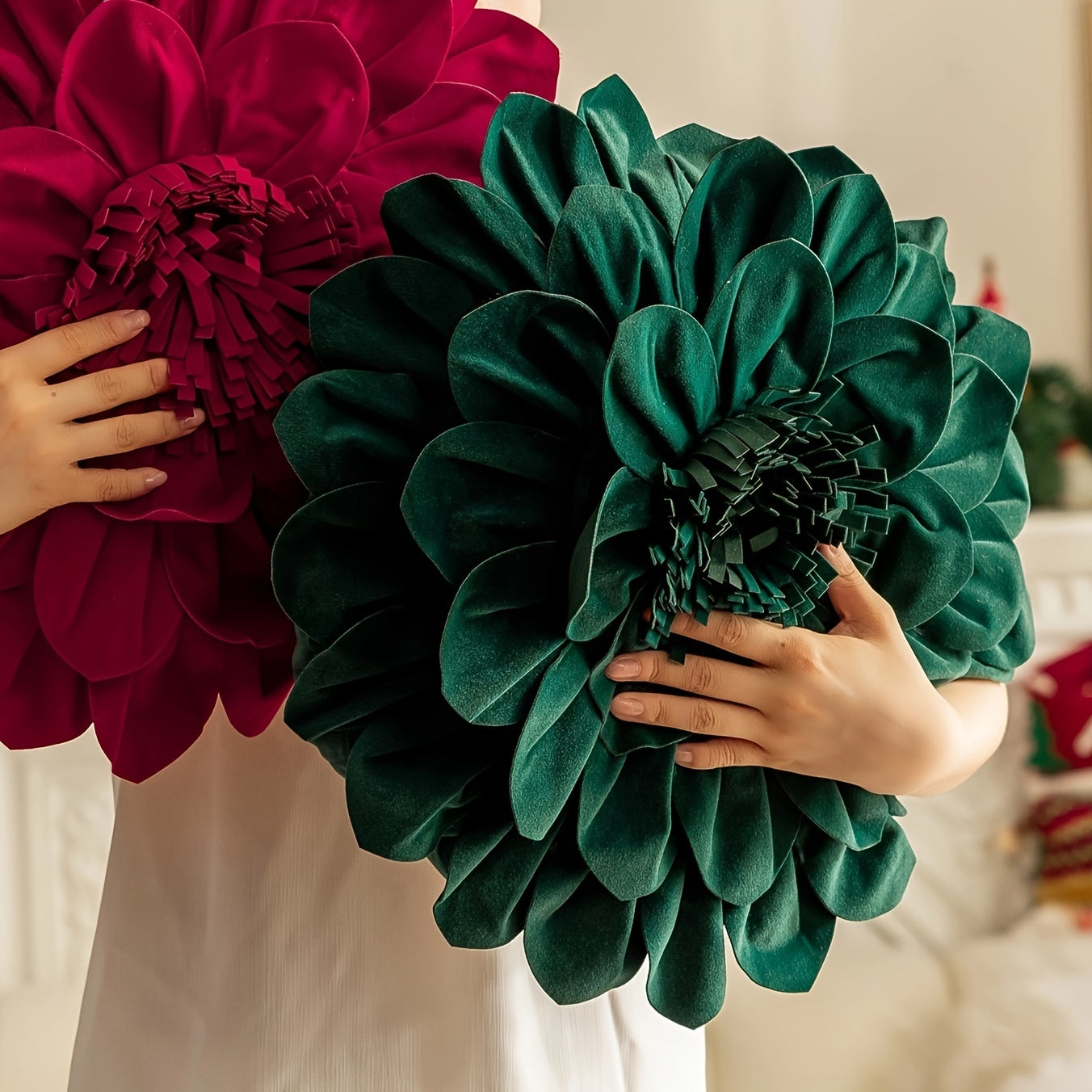 Bayram ruhiga kirish uchun bizning Festiv 3D Gullar Velur Yostiq Qopqog'imizni tanlang, u yumshoq, muzli tugatishga ega. Bayram uy bezaklaringizni Orange, Purple, Red, Green va Blue ranglarida mavjud variantlar bilan ko'taring. (Yostiq kiritilmagan)