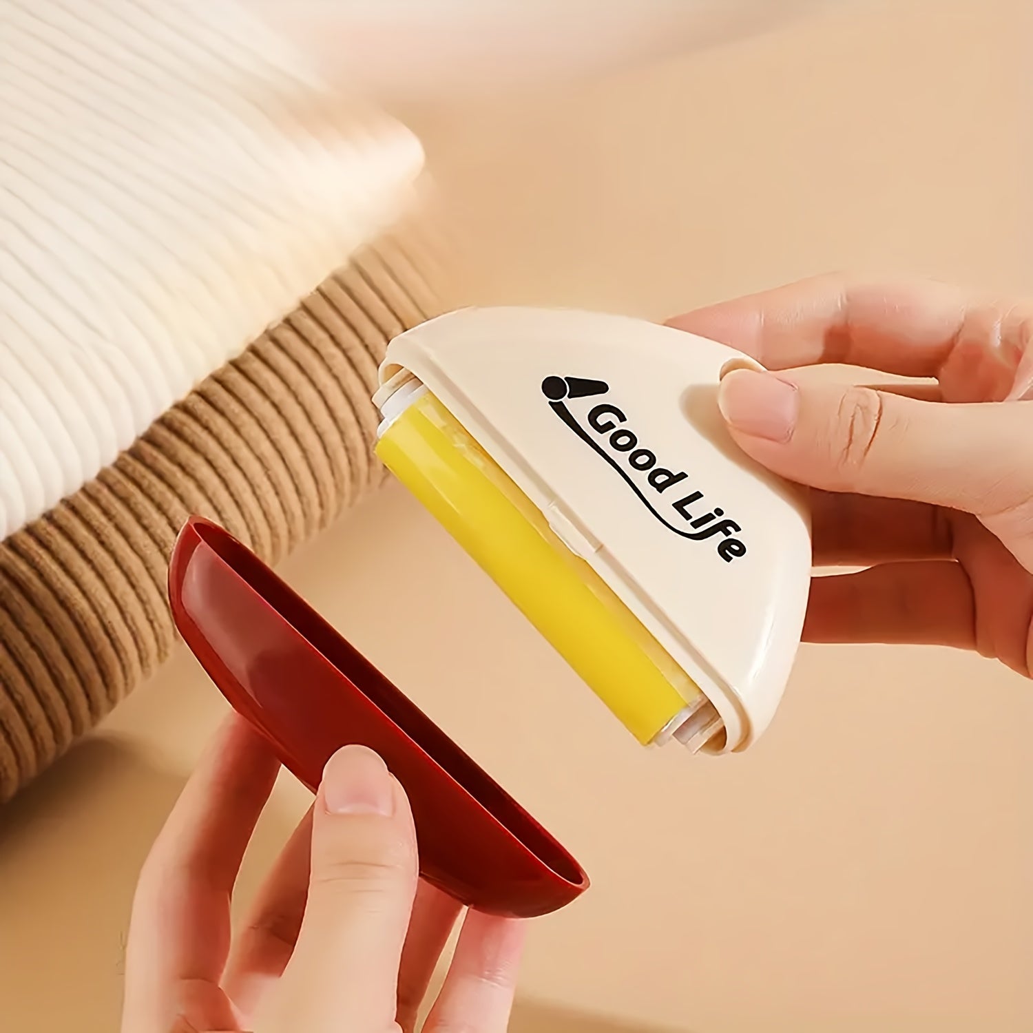 Portativ qo'lda ishlatiladigan chang va uy hayvonlari sochlarini olib tashlovchi, yuvilishi mumkin bo'lgan dizayn va kuchli so'rish quvvati bilan kiyim va uy tozalash uchun, batareyalar kerak emas.