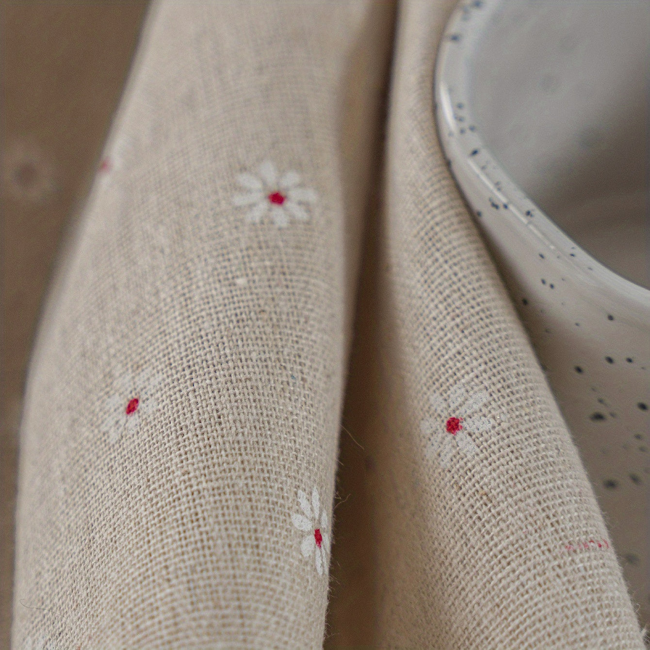 White Chrysanthemum and Beige Linen Print Farmhouse Floral Tablecloth Rectangular Polyester for Kitchen Dining