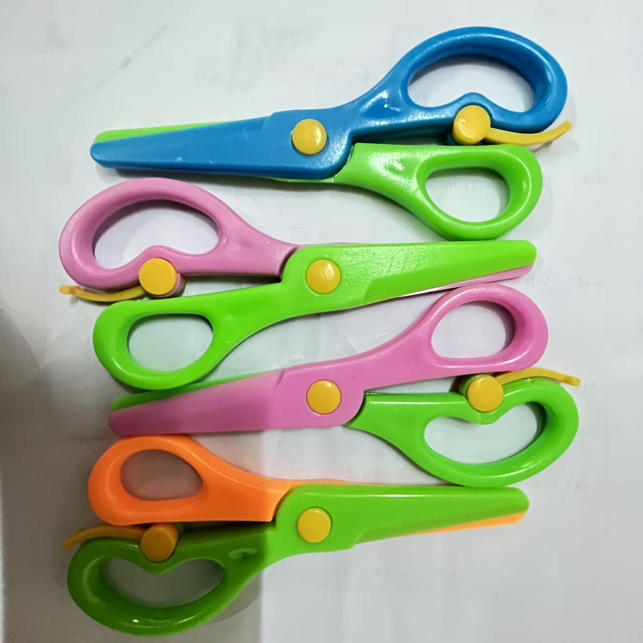 2 ta bolalar uchun xavfsiz qo'lqopli qaychi DIY loyihalari uchun, yoshlar uchun xavfsiz dizaynga ega rang-barang kichik qog'oz kesish asboblari. Talabalar va ijodiy faoliyatlar uchun mukammal.