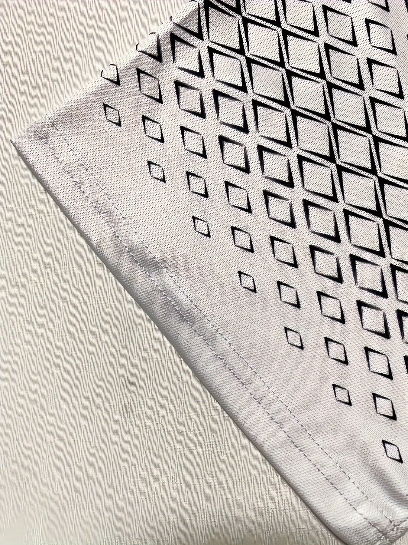 Erkaklar uchun plussiz casual golf koftasi, qisqa yengli, retro geometrik plitka printi, engil va qulay.