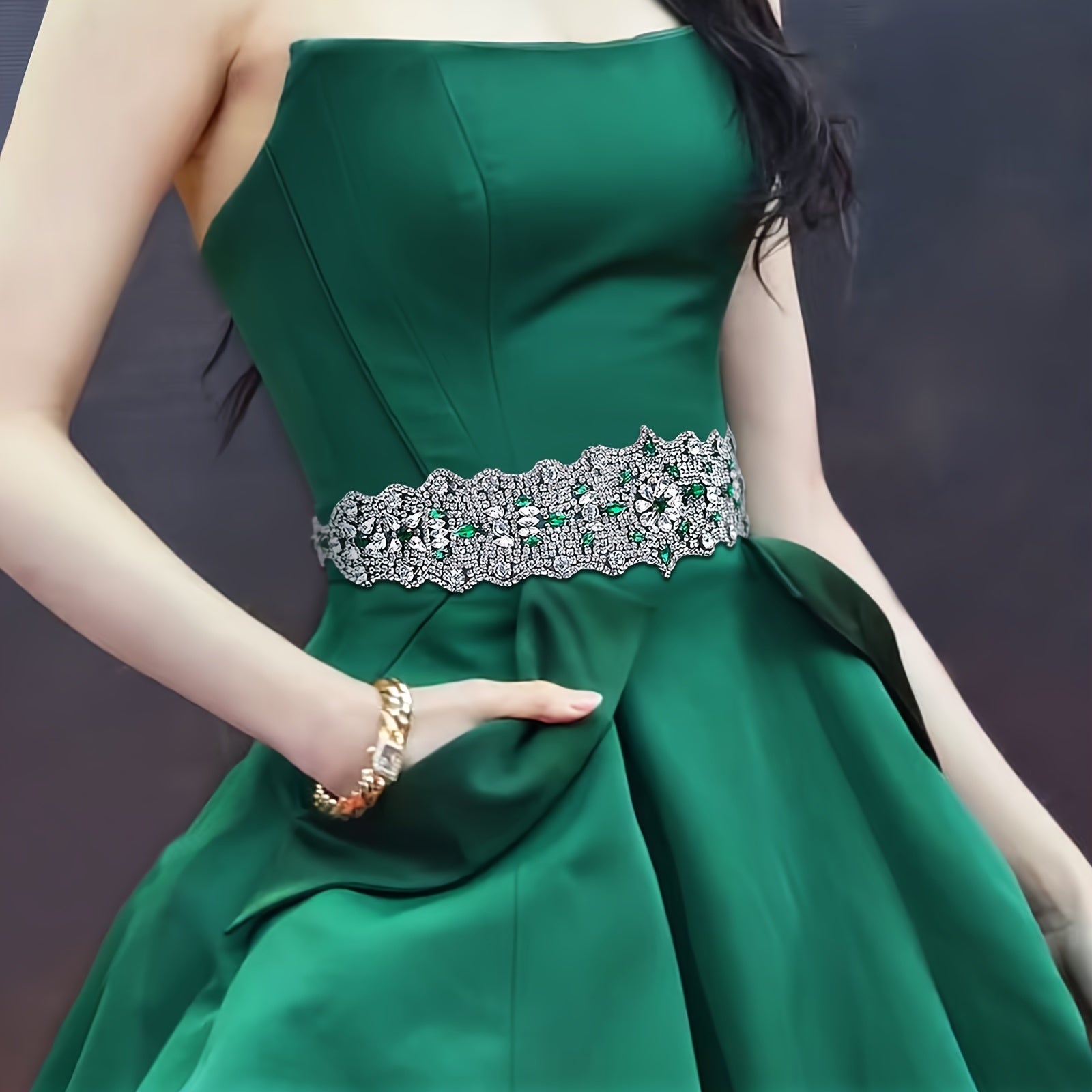 Uzun rhinestone belbog'i va yashil lenta bilan belbog'li to'y yoki bal kostyumlari uchun