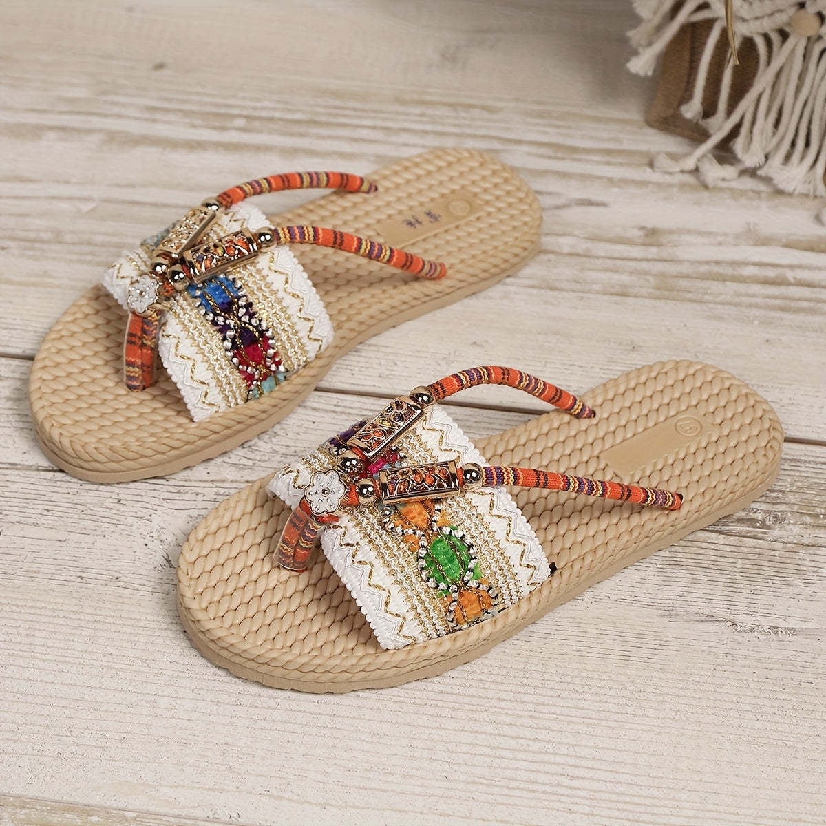 Ayollar uchun bohem uslubidagi engil ochiq barmoqli flip-floplar, beaded bilakuzuklar bilan