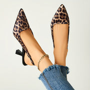 Qora va jigarrang hayvon naqshidagi, uchburchak burchakli, slip-on uslubidagi, baland poshnali leopard naqshli stiletto sandallar. Kuz modasi uchun qulay.