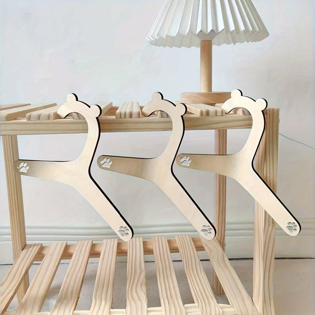 Набор из 10 вешалок из бука в форме мультяшного медведя - прочные, легкие, устойчивые к плесени, идеально подходят для декорирования и организации комнат, отлично подходят для детей от 14 лет и старше - универсальные вешалки для шкафов.