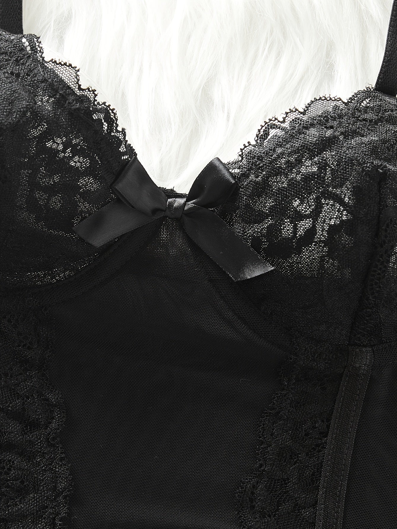 Binafsha ipli ichki kiyim to'plami: gullar bilan bezatilgan shaffof to'rli yuqori bel pantyhoselarni o'z ichiga oladi. Bayramga tayyor, jozibali ichki kiyim, katta o'lchamlarda.