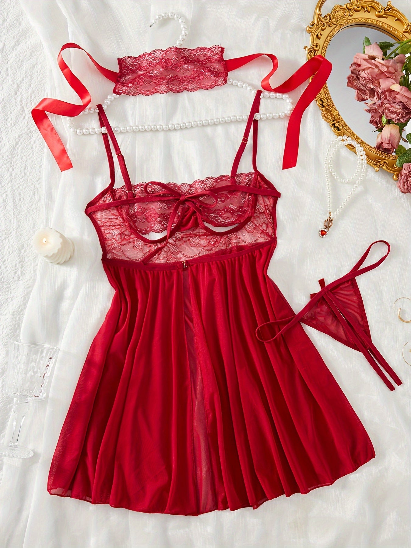 Ayollar uchun jozibali ichki kiyim to'plami, dantel slip ko'ylagi, thong va chokerdan iborat.