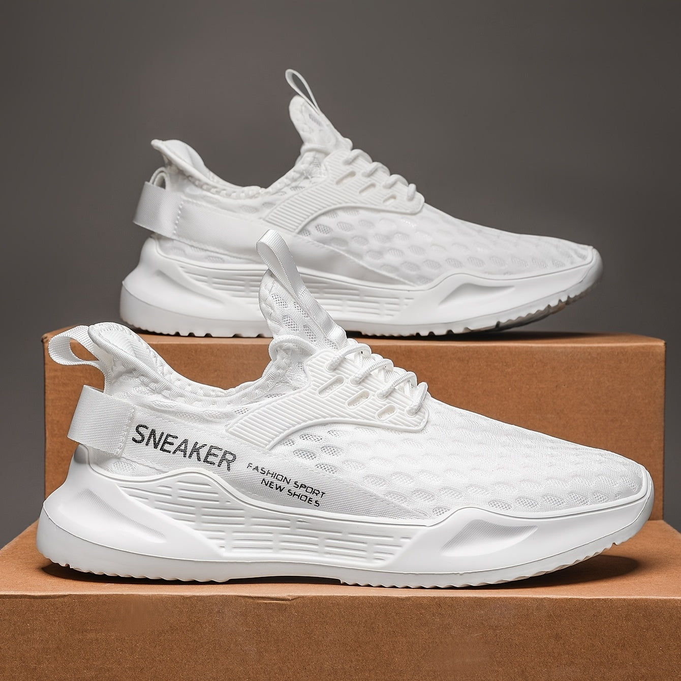 EVA ichki qismi va tagligi bo'lgan, erkaklar uchun nafas oladigan to'rli yugurish poyabzallari, olti burchakli naqshga ega, qora rangda shoelace bilan.