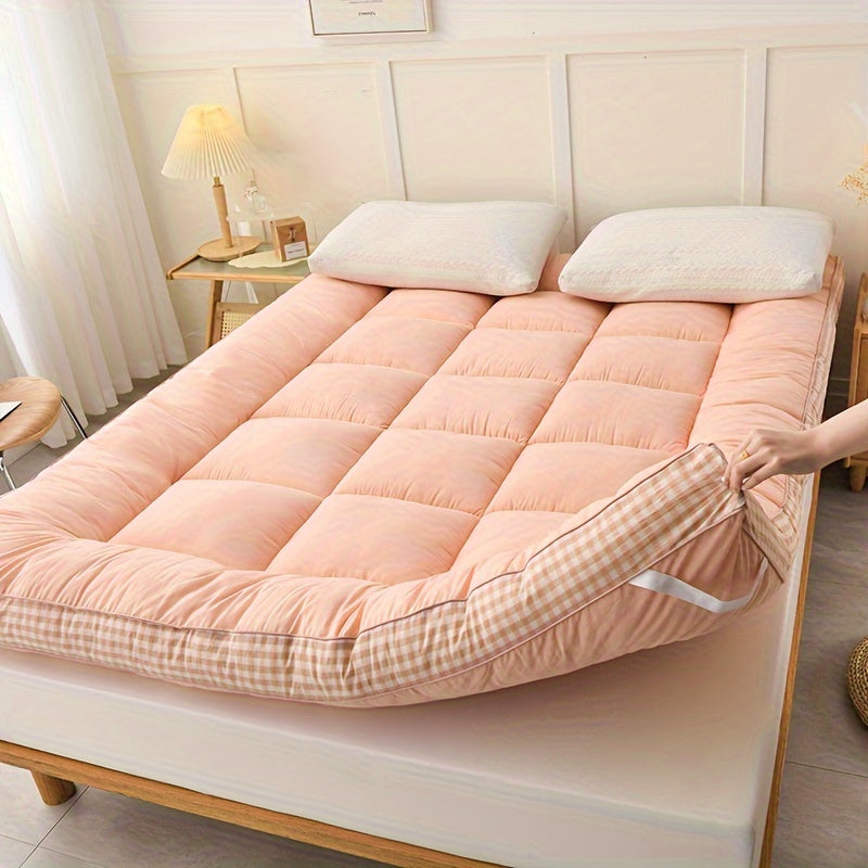 Роскошный стеганый матрасный топпер - мягкая и пушистая полиэфирная начинка и покрытие, дышащий, комфорт на все сезоны для спальни, гостевой комнаты или общежития - не водонепроницаемый, легко чистится, толщина 8-10 см.