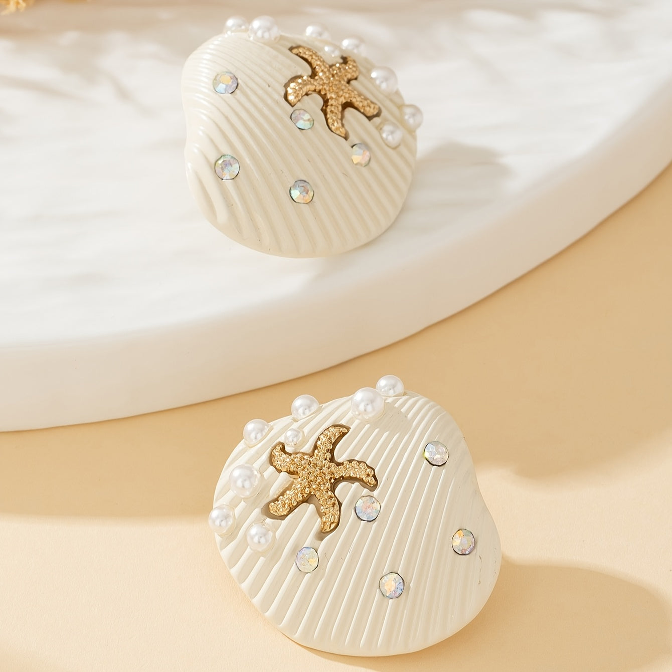 Ta'til ilhomlantirgan Yulduzcha Qobiq Stud Momoqlari, Marvarid va Rhinestone Tafsilotlari bilan, 18K Oltin Qoplangan Alyuminiy, 925 Sterling Kumush Post, Retro Emal Dizayni Kundalik Kiymak yoki Sovg'a Berish Uchun