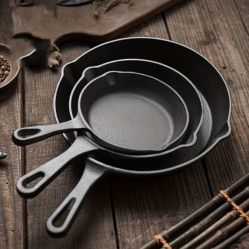 Uchta mustahkam quyma temir qozonlar to'plami, yopishqoq qoplama, tekis pastki va 16 sm, 20 sm va 26 sm o'lchamlari bilan, induksion pechlar uchun mos.