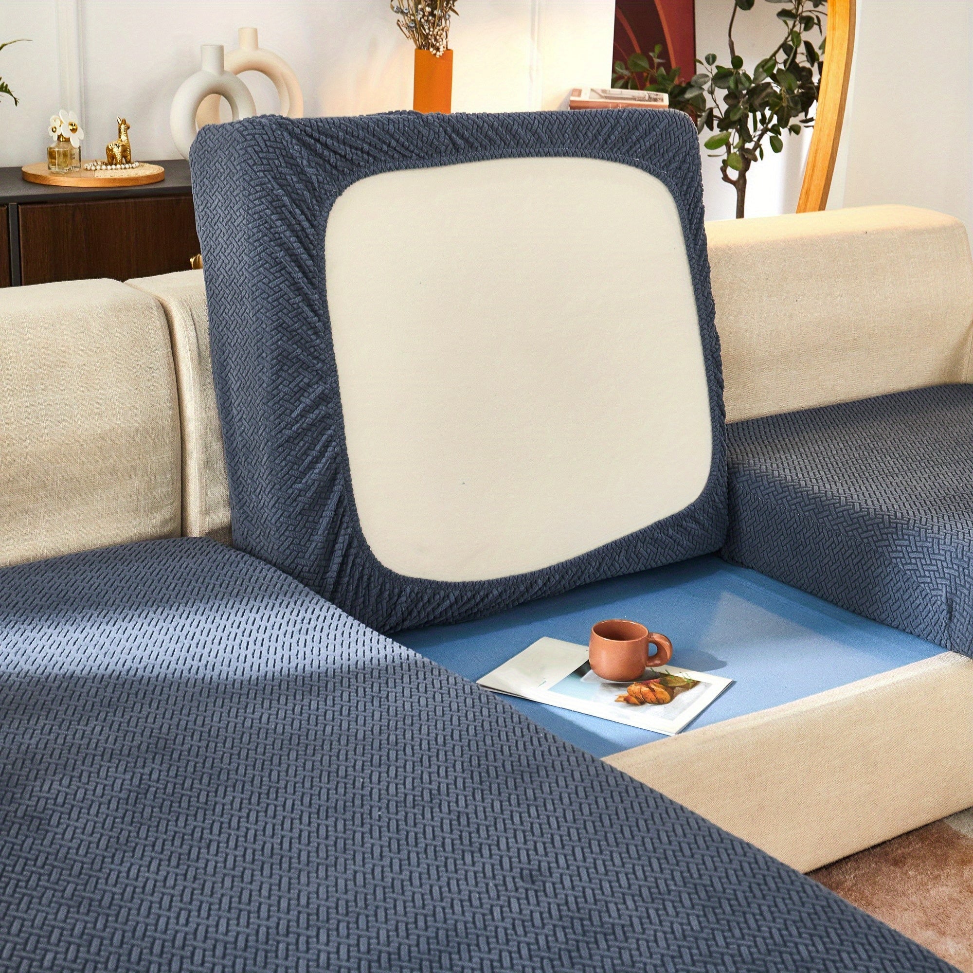 Современный серый чехол для подушки дивана с эластичной посадкой и мягкой текстурированной тканью. Машинная стирка для повышения комфорта в гостиной.