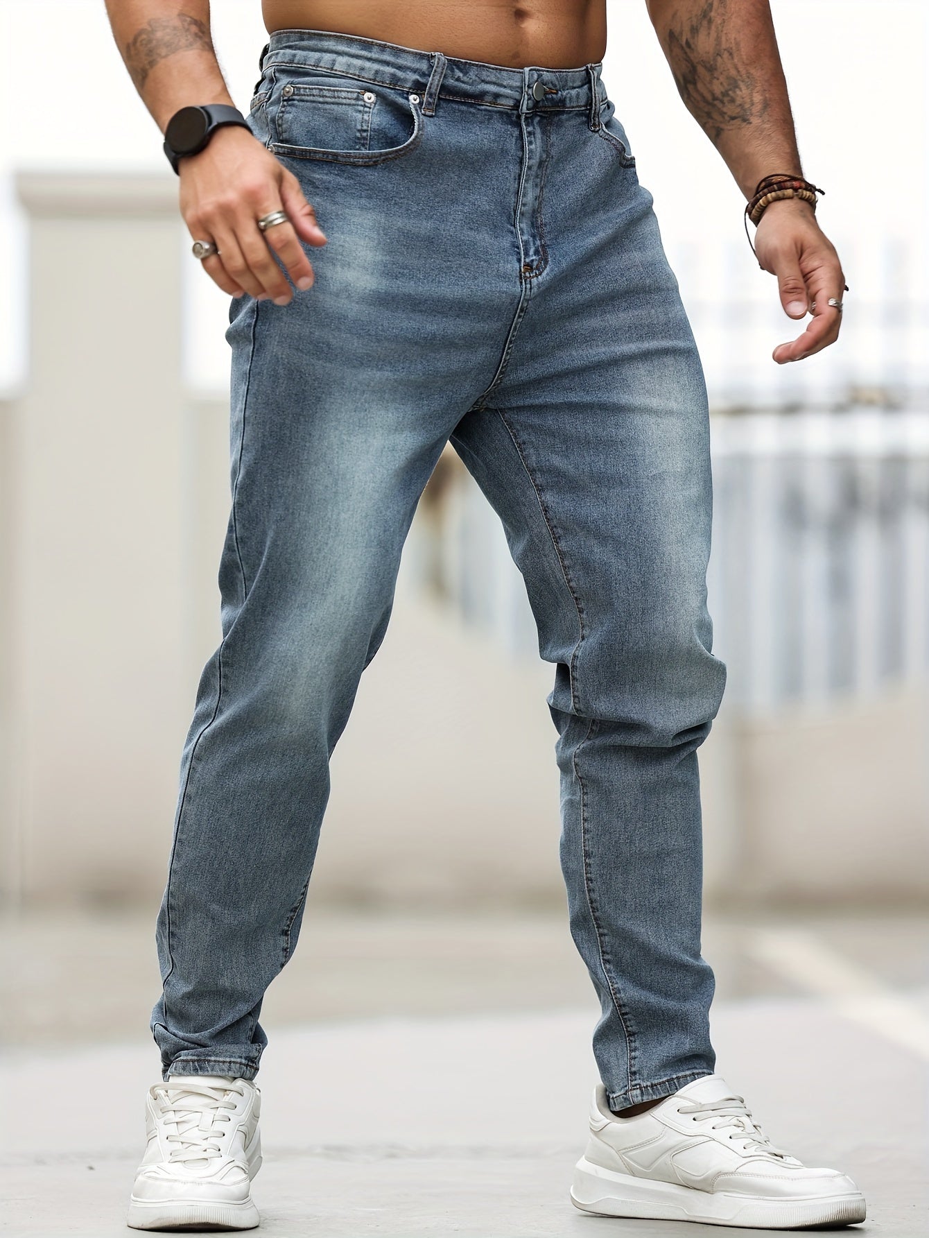 Erkaklar uchun plussiz skinny jinsilar 68% paxta, 24% polyester, 6% tencel va 2% elastan dan tayyorlangan. Oddiy rangli denim, cho'ntaklar va o'rtacha cho'zilish xususiyatlariga ega. Har mavsum uchun mos.
