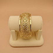 Ayollar uchun sozlanadigan bilaguzuk, murakkab kesilgan detallar bilan bezatilgan vintage oltin metall keng bilaguzuk - bayram ziyofatlari va tantanalar uchun mukammal.