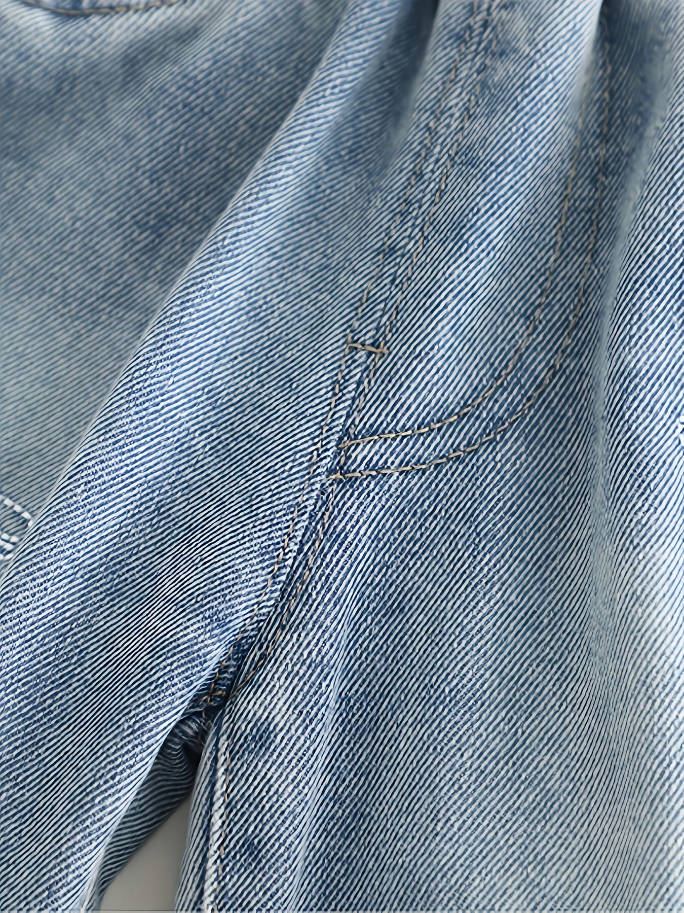 Qizlar uchun zamonaviy keng kesimli denim shimlar, bir rangli rayon aralashmasidan tayyorlangan. Mashinada yuvish mumkin. Bahor/kovak uchun mos. Zamonaviy chaqaloqlar uchun ideal. Uzoq shimlar xususiyatiga ega.