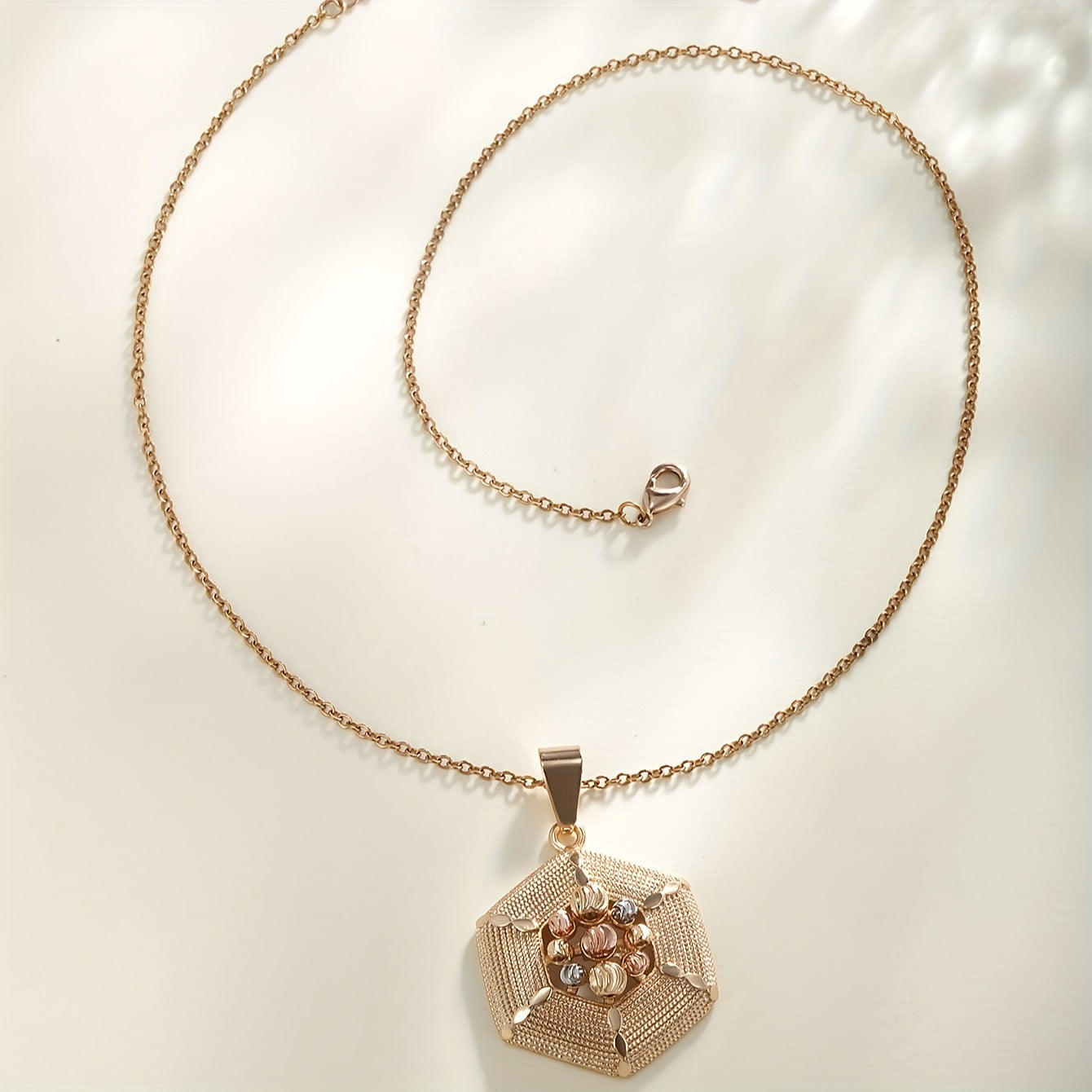 XUPING JEWELRY tomonidan Vintage Tribal Style Jewelry Set - 18K oltin bilan qoplangan misdan tayyorlangan taqinchoq va sirg‘a bilan to‘plam, ayollar uchun ideal. Har kuni kiyish uchun, maxsus tadbirlarda va minnatdorchilik kuni sovg‘asi sifatida ajoyib.