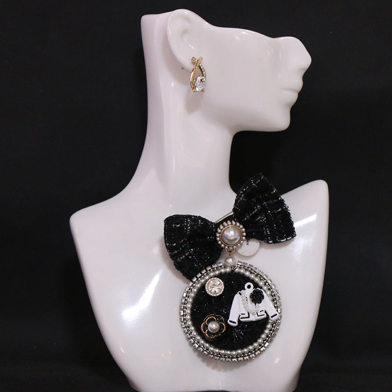 Ayollar modasi uchun sun'iy marjon bilan qora bowti brosh