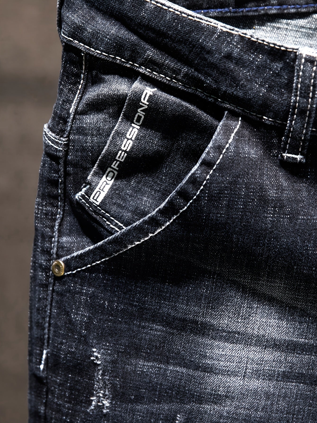 Erkaklar uchun yirtilgan va yirtilgan jinsilar, odatdagi kesimda, 74.70% paxta, 23.70% polyester va 1.60% elastan bilan tayyorlangan. Mustahkam rang, barcha mavsumlar uchun kiyish, ozgina cho'ziluvchanlik va yuvilgan tugatish bilan. To'qilgan mato.