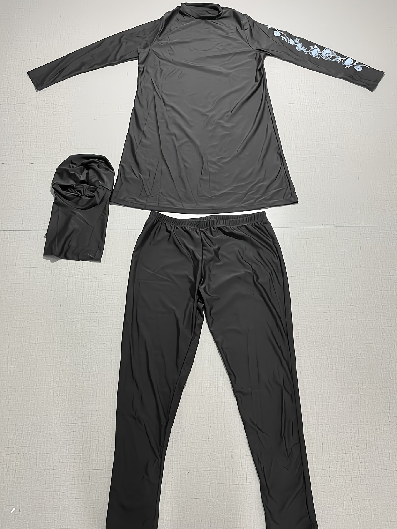 Katta o'lchamdagi konservativ suzish kiyimlari to'plami, bir rangli va raqamli gullar bosma bilan, yuqori bo'yin dizayni bilan, cho'ziluvchan polyesterdan tayyorlangan, tasodifiy O'rta Sharq uslubida.