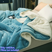 Роскошное двуслойное одеяло из мягкого молочного бархата и овечьего флиса, идеально подходит для того, чтобы оставаться в тепле зимой. Можно стирать в машине и использовать как универсальный аксессуар для постели.