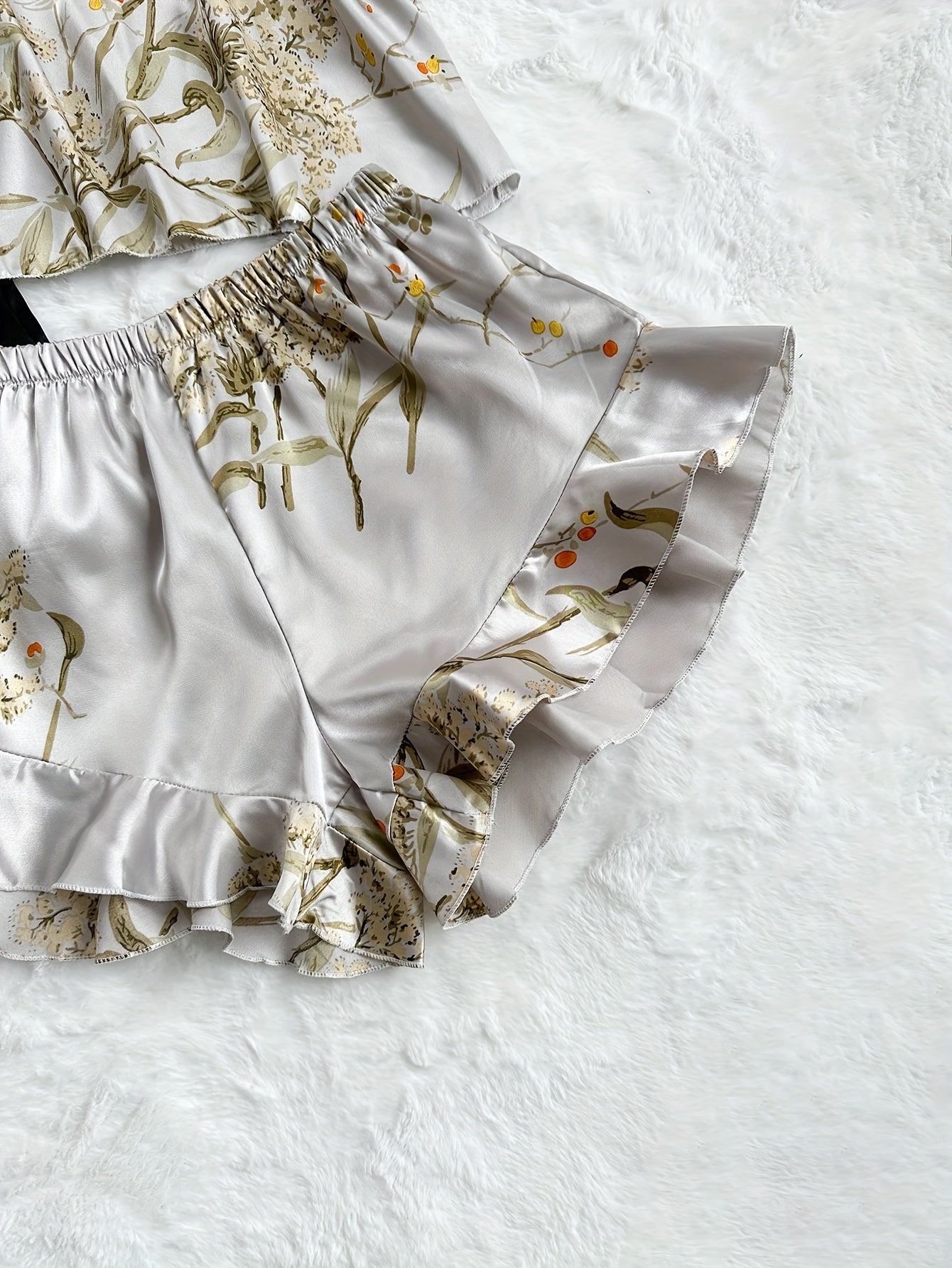 Conjunto de pijama de satén con estampado floral, top corto con escote en V y shorts con dobladillo de volantes