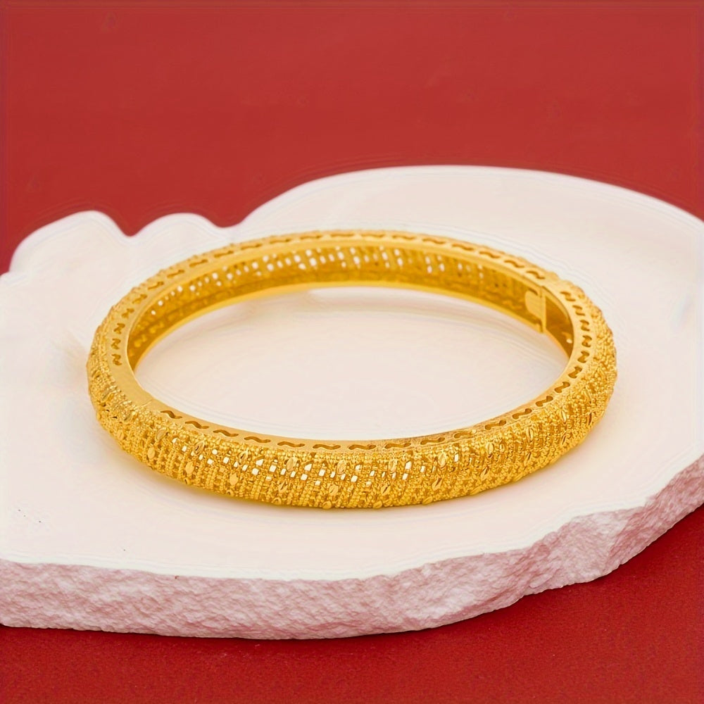 Uchta zamonaviy mis bilaguzuklar to'plami, murakkab bo'sh qabil dizayni bilan, ayollar modasi uchun mos keladigan, har kuni kiyish va Mardi Gras kabi bayram tadbirlari uchun mos keladigan, barcha fasllar uchun ko'p maqsadli aksessuar.