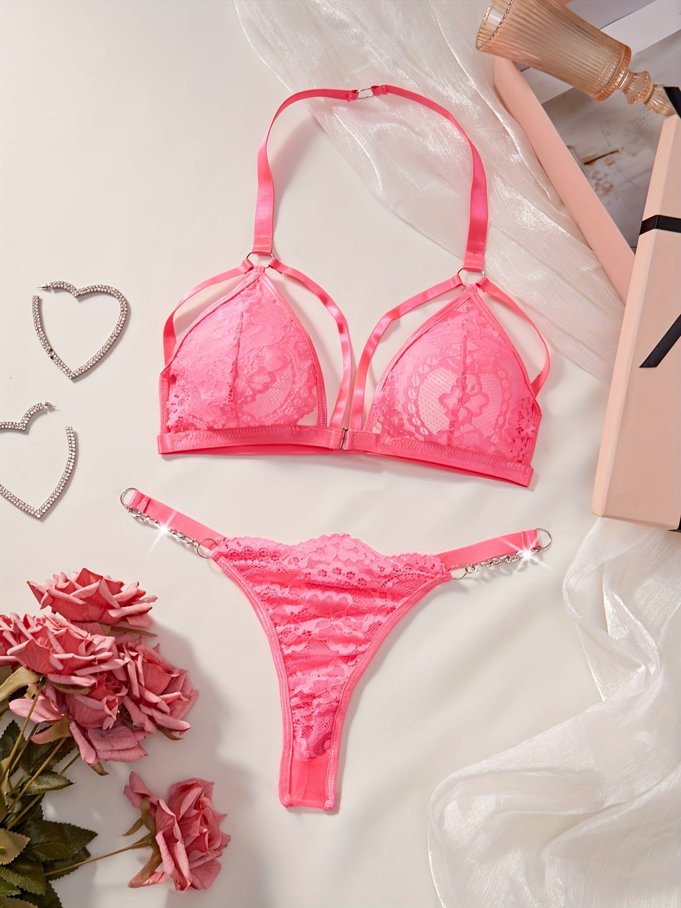 Jozibali ichki kiyim to'plami, dantel, metall zanjir tafsilotlari, brassier, ichki kiyim, romantik sovg'a yoki boudoir kiyimlari uchun mukammal.