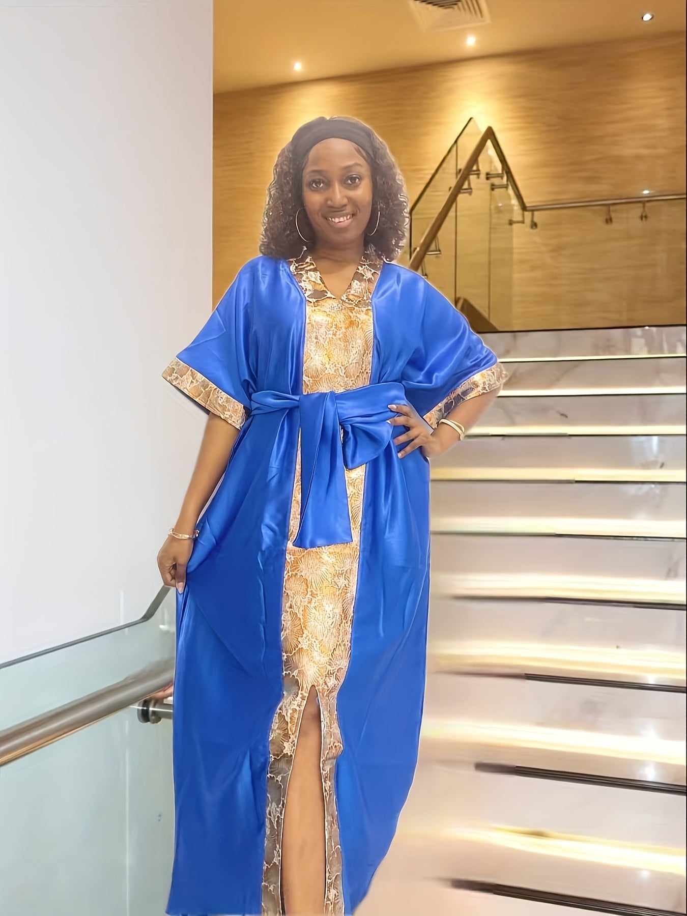 Ayollar uchun ko‘k va oltin rangli blokli musulmon kaftan kiyimi va boshbog‘