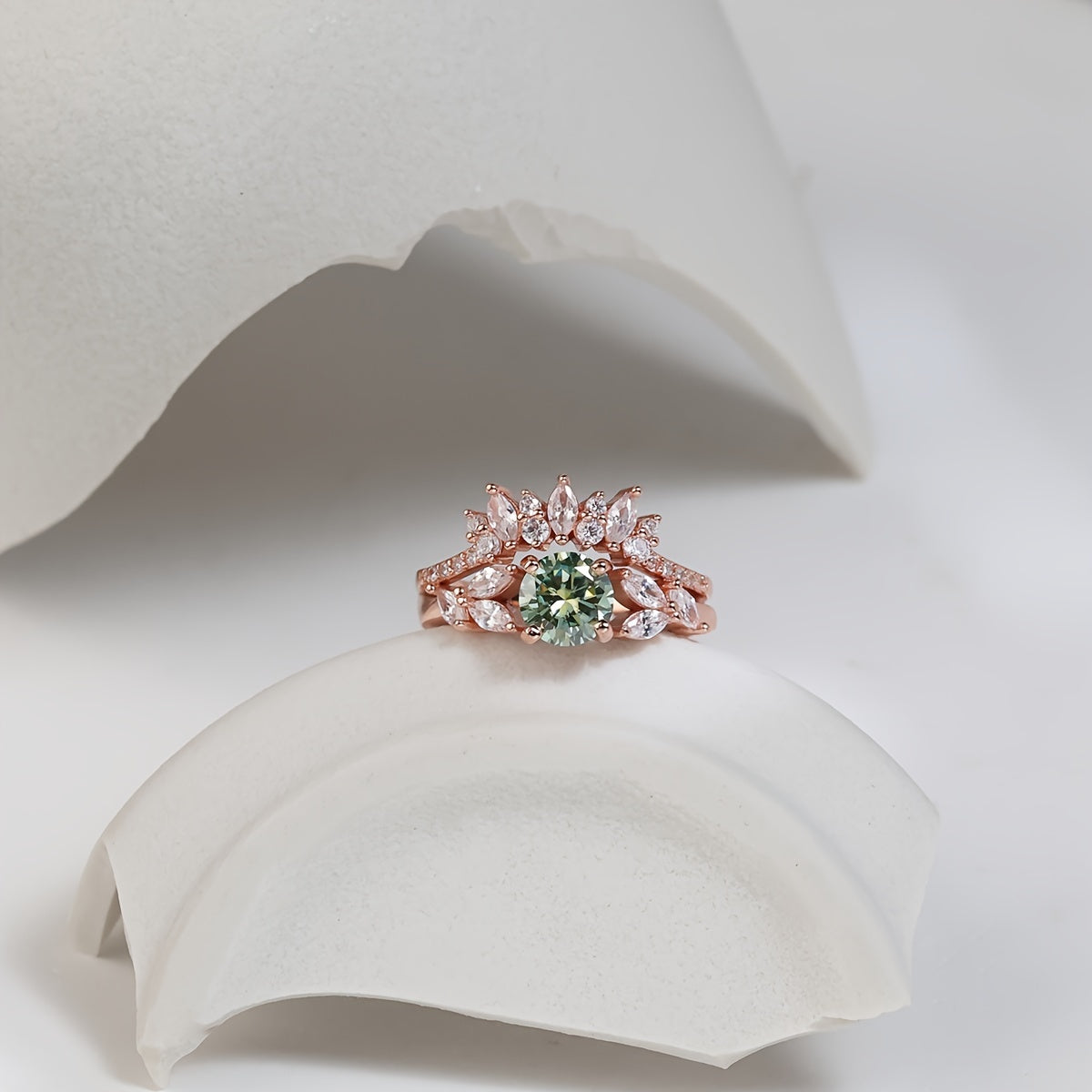 Turli ranglarda, to'y yoki nikoh uchun yuqori sifatli 925 sterling kumush Moissanite stacking va'da uzuklaridan tanlang. Ushbu uzuklar ayollar uchun mukammal sovg'a bo'lib, sertifikat va sovg'a qutisi bilan birga keladi.