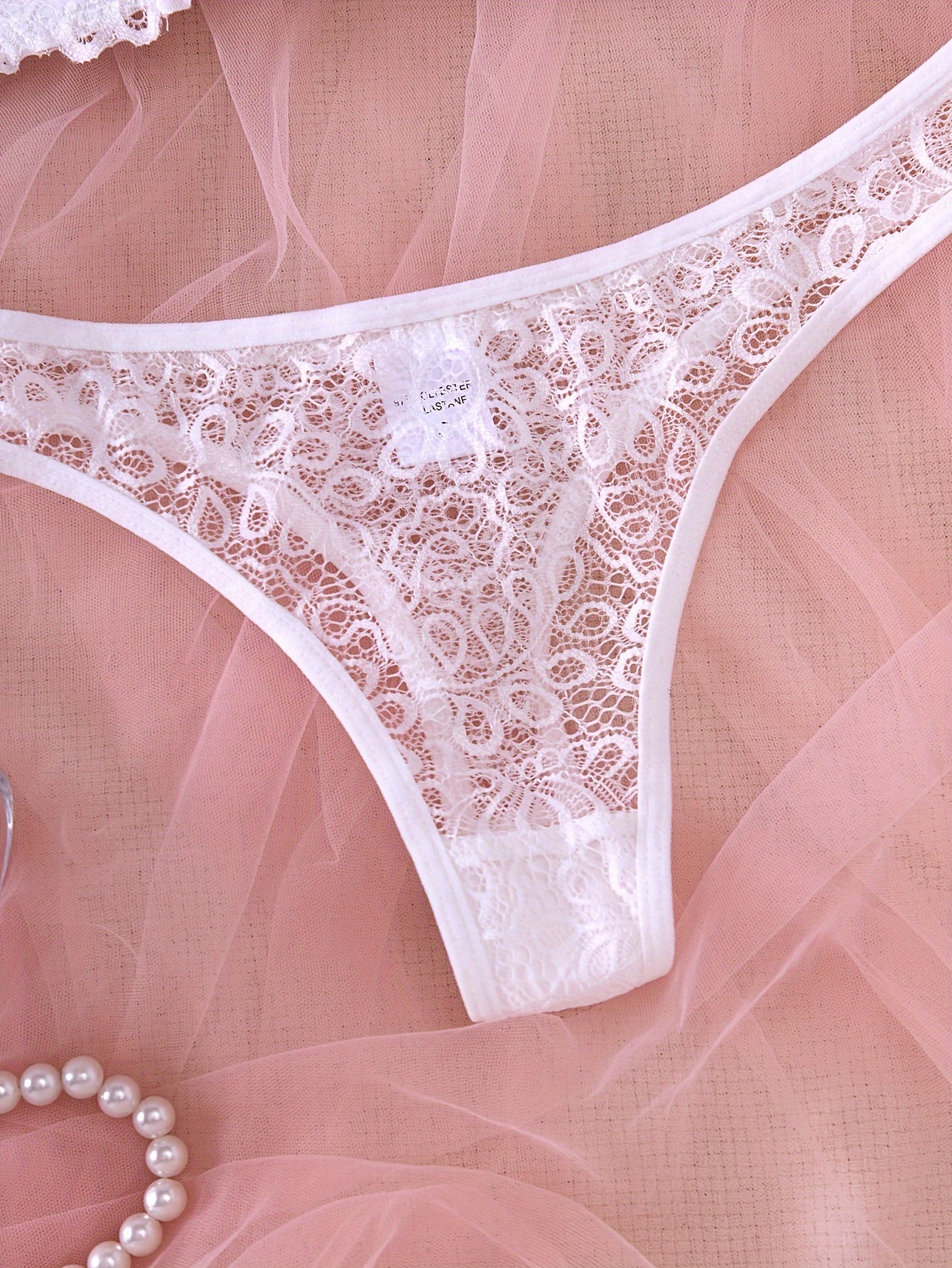 Shaffof to'r bilan bezatilgan, ko'taruvchi brassu va ayollar uchun qulay va jozibador bo'lgan ichki kiyim to'plami.