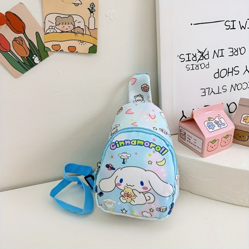 Sanrio Hello Kitty & Friends ko'krak sumkasi - sayohat uchun zarur narsalar va har kuni kiyinish uchun mukammal bo'lgan, zipper dizayniga ega kichik rucksack. Buni bitta yelka orqali kesib o'tadigan sumka sifatida olib yurish mumkin.