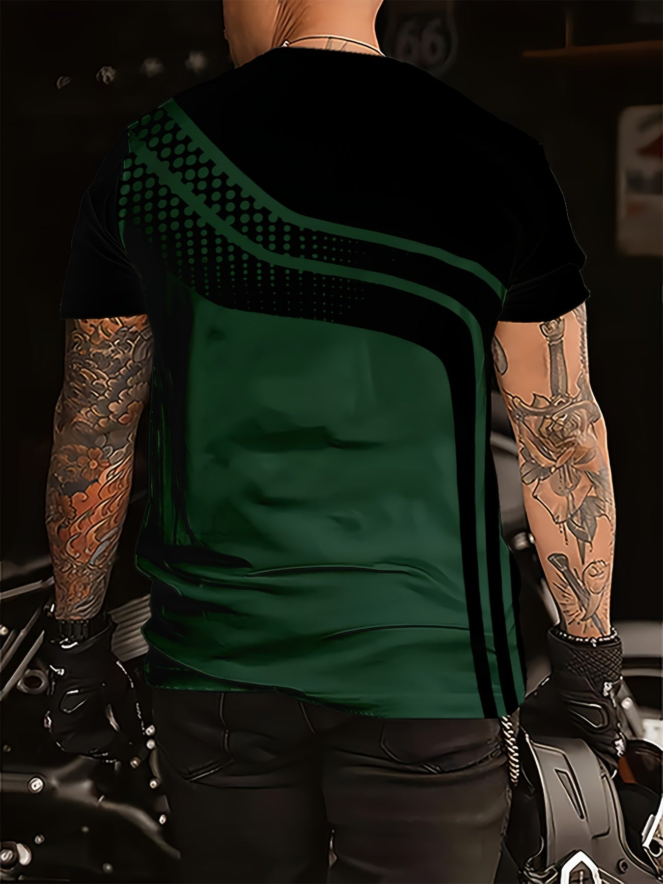 Zamonaviy erkaklar uchun qora va kulrang chiziqli qisqa yengli futbolka, raqamli bosma bilan. Havo o'tkazuvchi, namni yutuvchi polyesterdan tayyorlangan. Mustahkam va mashinada yuvish uchun qulay. Norasmiy yoki rasmiy kiyim uchun mukammal.