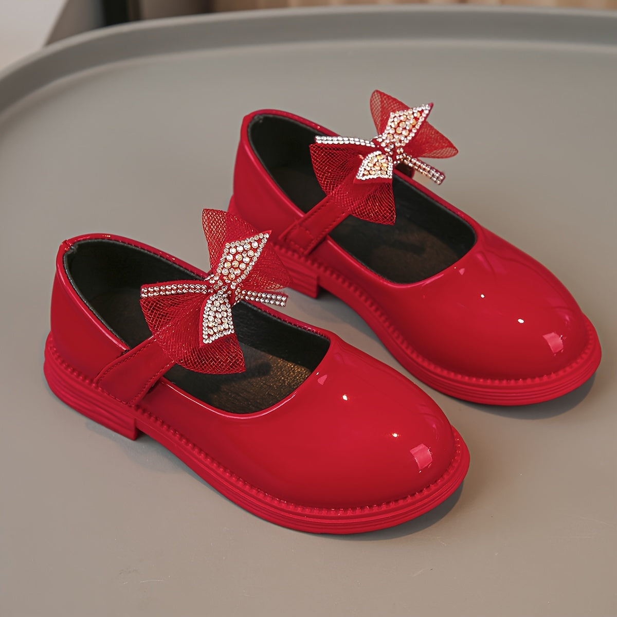 Bolalar uchun moslashuvchan tasma yopilishi, PU material, porloq kamon detali bilan bir rangli tekis poyabzal, 14 yoshgacha bo'lgan bolalar uchun mos keladi.