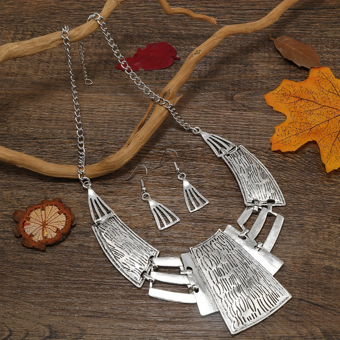 Vintage zargarlik to'plami 3 juft sirg'a va bir marjonni o'z ichiga oladi, geometrik dizayn bilan, kumush yoki oltin ranglarida. O'zingizga mos keladiganini tanlang va ushbu partiya aksessuarlar bilan ajoyib bayonot qiling.