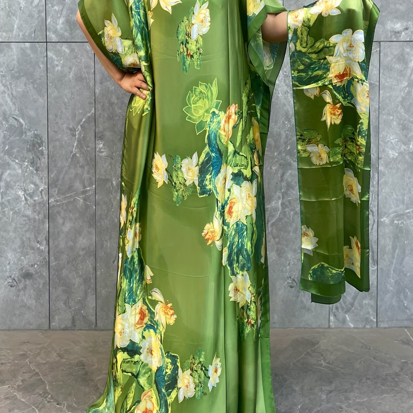 Plus o'lchamli O'rta Sharq an'anaviy kiyimlari gul bilan maxi kiyingan boshbog'li