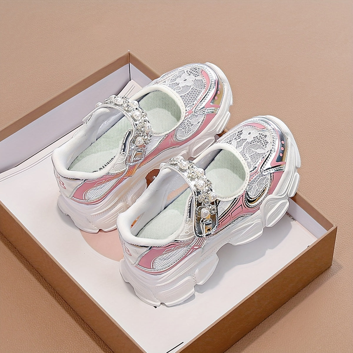 "Девочковые туфли лета 2024 года имеют дышащую толстую подошву и однослойный сетчатый дизайн."