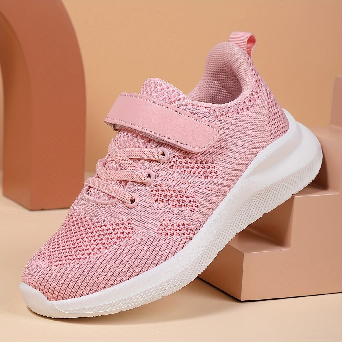 Bolalar uchun nafas oladigan yugurish poyabzallari, sirpanmaydigan qistirma bilan, kundalik kiyish va sport uchun mukammal, pushti rangda.