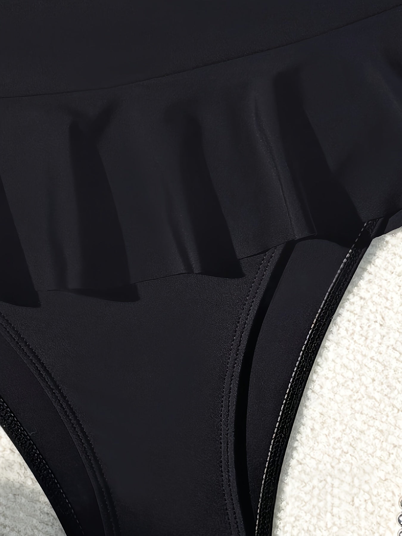 Ayollar uchun zamonaviy yuqori bel ruffle bikini suzish shortlari - Mustaqil rang, yozgi plyaj modasi uchun mukammal cho'ziluvchan polyester aralashmasi.