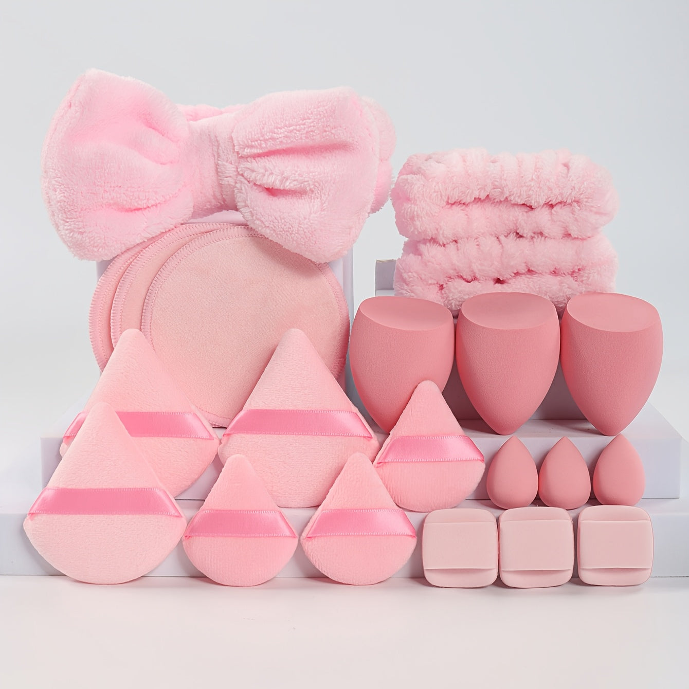 21 ta soch aksessuarlari to'plami, shu jumladan, kapalak boshbandi, bilakbandalar, kukun pufflari, makiyaj gubkalari, barmoq yostiqlari, makiyajni olib tashlash padlari va mini go'zallik gubkalari.