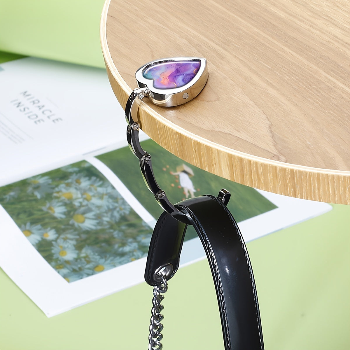 Gancho portátil de metal para bolso con diseño plegable de corazón boho en acuarela púrpura azul rosa