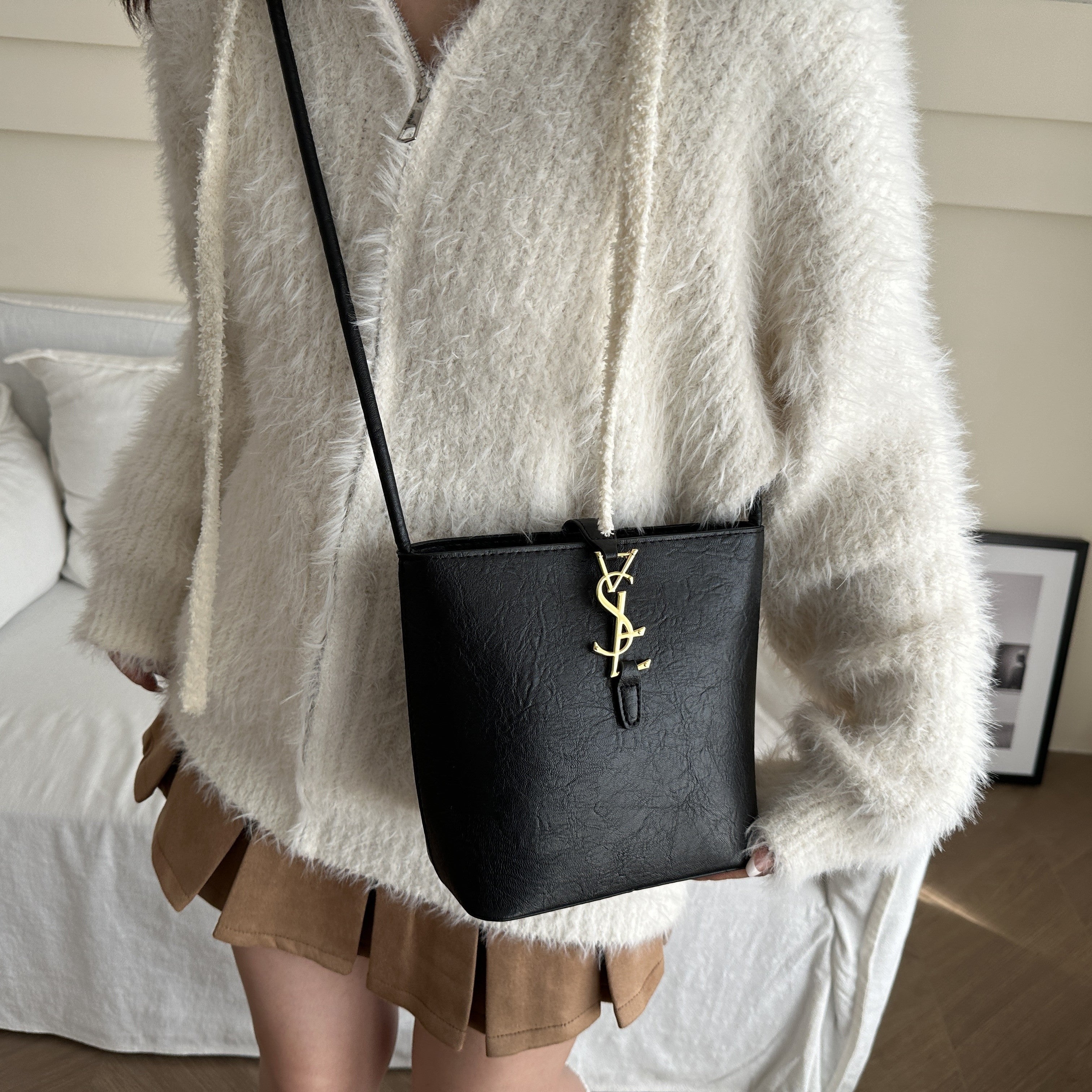 Zamonaviy uslubdagi ayollar uchun elegant xochli sumka, sozlanadigan kamar, zip yopilishi, polyester astar bilan. Qora, oq, qora jigarrang, och jigarrang ranglarda mavjud. Ish uchun, yo'l harakati uchun mos.