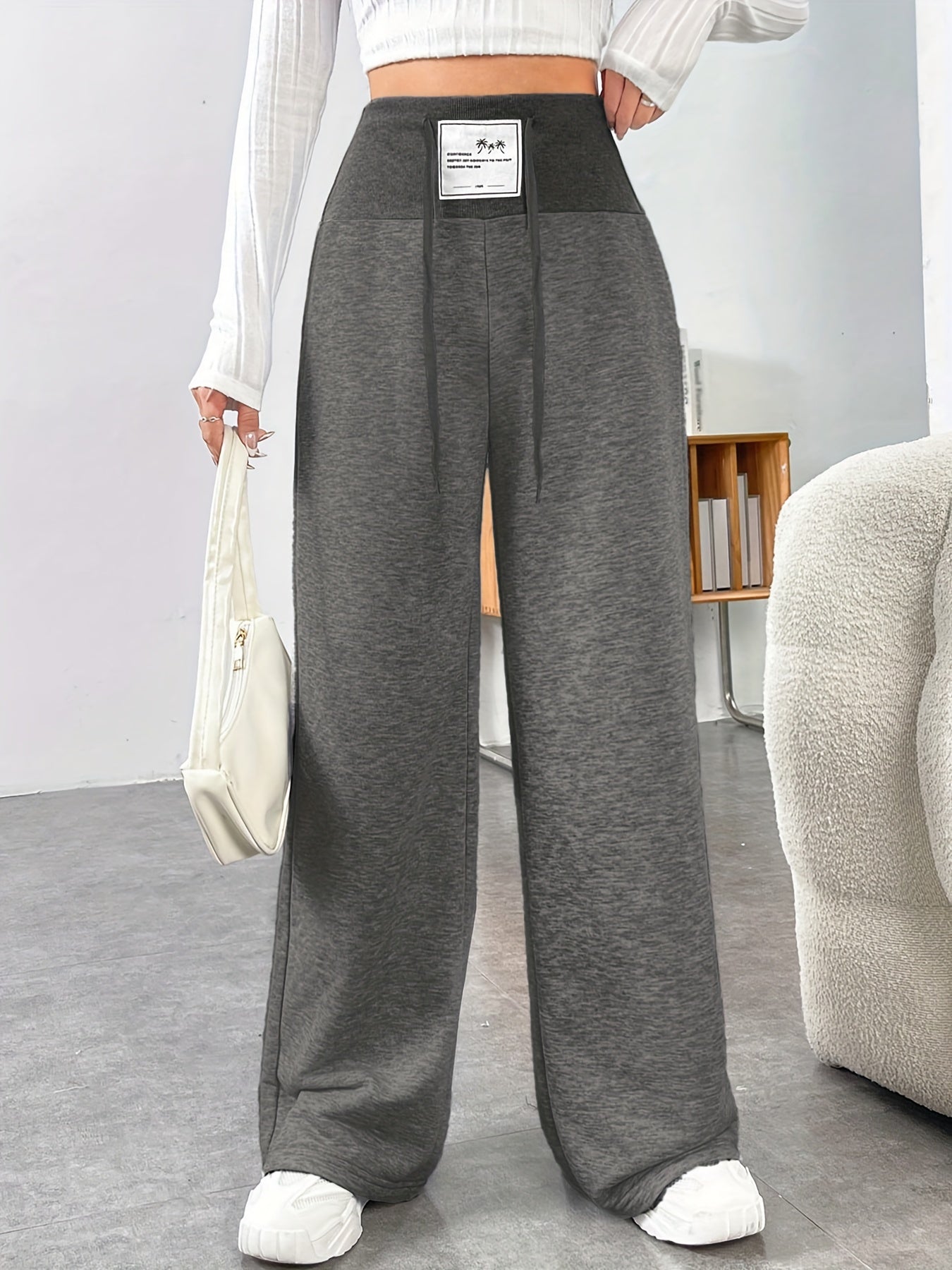 Женские брюки большого размера с широкими штанинами, выполненные из однотонной полиэстеровой трикотажной ткани со средней эластичностью, высокой талией и шнурком для комфортного ношения в любое время года.