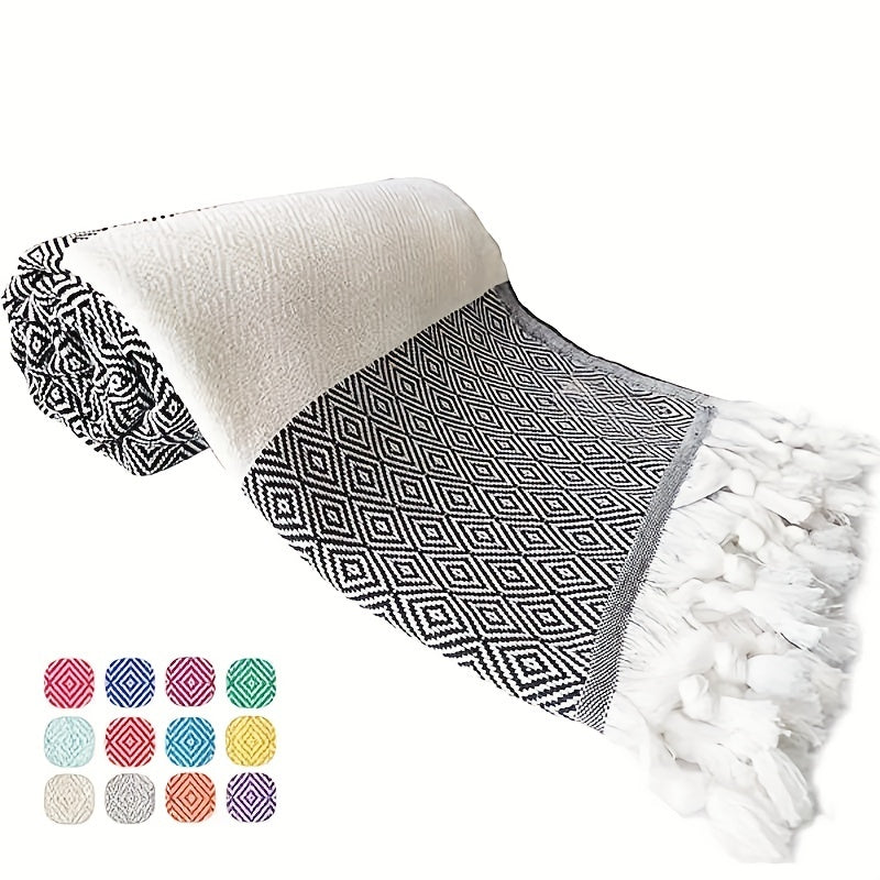 1 dona turk plyaj sochiq, jakardli romb dizayni bilan, tez quriydigan va qumga yopishmaydigan, o'lchami 71" x 39" (100 sm x 180 sm) plyaj va hammomda foydalanish uchun.