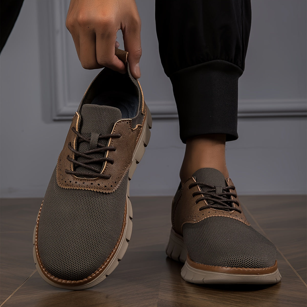 Havoni o'tkazuvchi engil ko'k to'qilgan tasodifiy poyabzal, erkaklar uchun perforatsiyalangan tafsilotlar, bog'ichli yopilish, EVA taglik va qulay, zamonaviy dizayn.