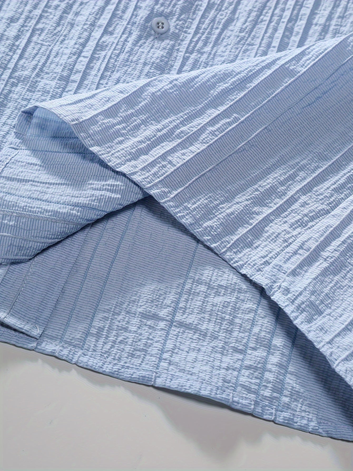 Erkaklar yozgi ko'ylagi, bir xil rangda, yarim shaffof qisqa yenglar, turli xil fitda, lyocell 83% va naylon 17% to'qilgan matodan. Plyaj, ta'til yoki basseyn partiyalari uchun mukammal.