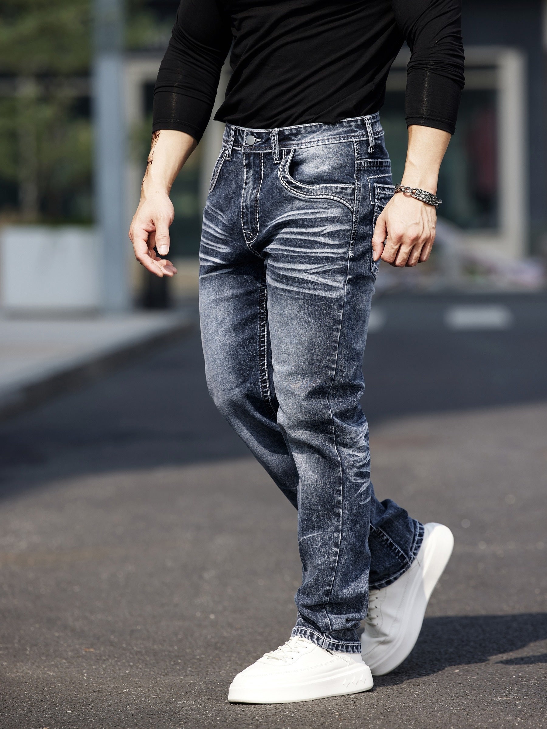 Erkaklar uchun vintage uslubidagi tikuvli elastik jinsilar, parchalar bilan bezatilgan - tor kesim, o'rtacha balandlik, mashinada yuvish mumkin