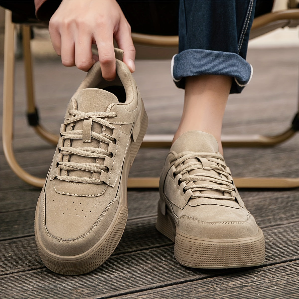 Men's Gray Low-Top Skate Shoes with Thick Sole and Lace-Up Closure