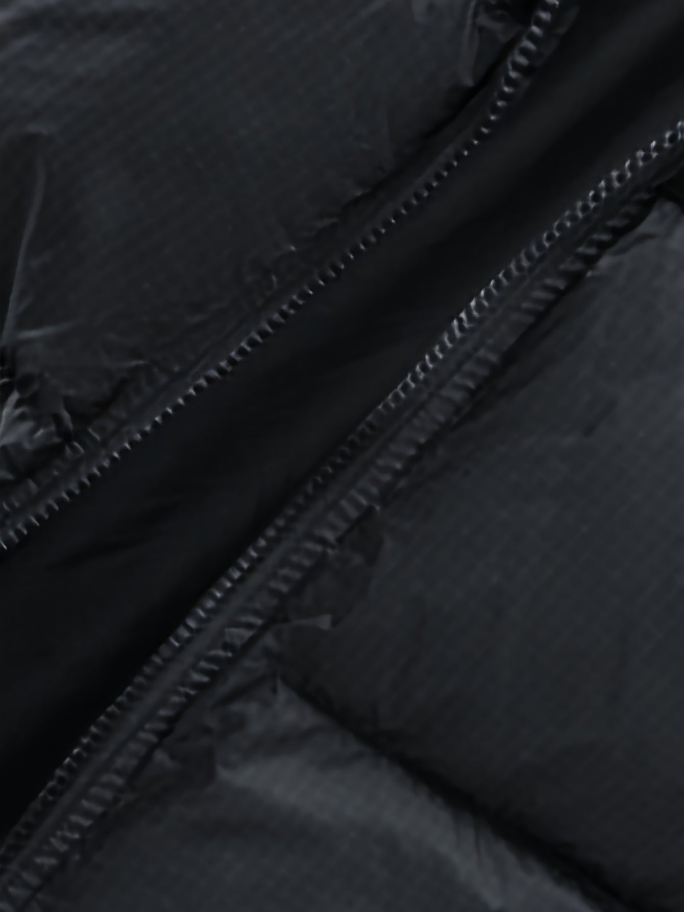 Erkaklar uchun qishki parka - cho'milish uchun iliq kurtka, cho'ntaklar va yaka tafsilotlari bilan