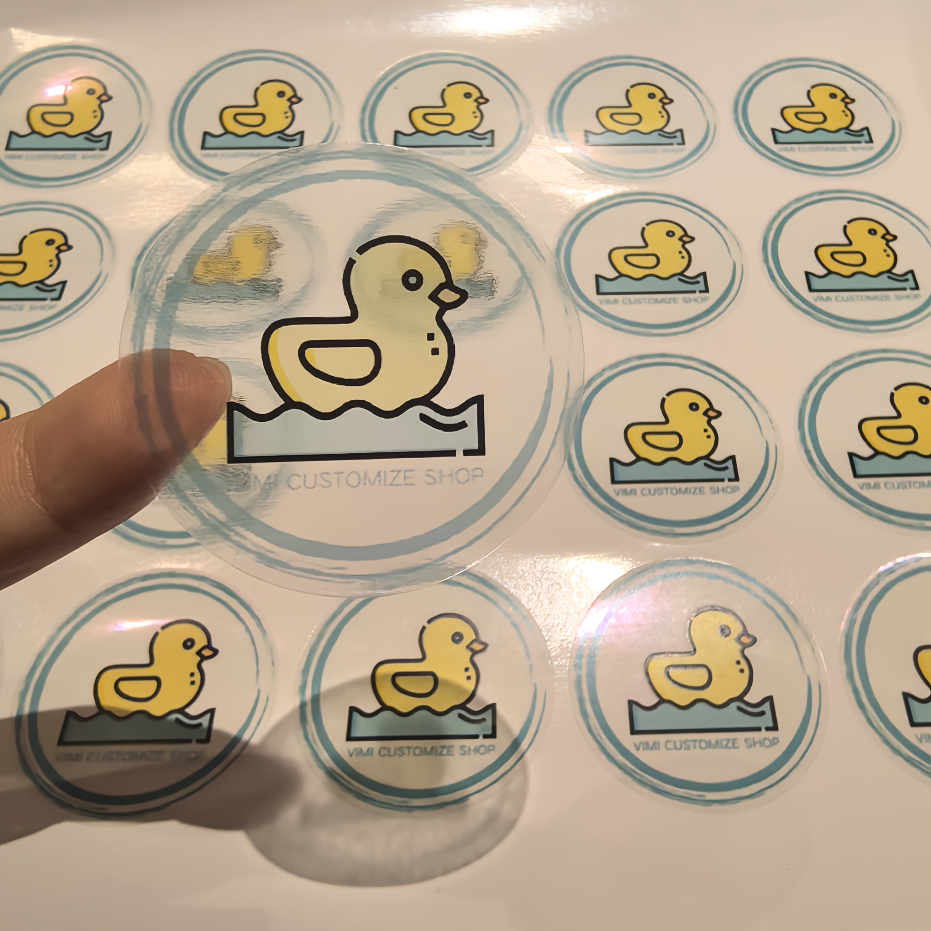 Suv o'tkazmaydigan PVC va oq pastki PP qog'ozdan tayyorlangan maxsus stikerlar 3.99 sm logotiplar, sovg'alar, yorliqlar uchun