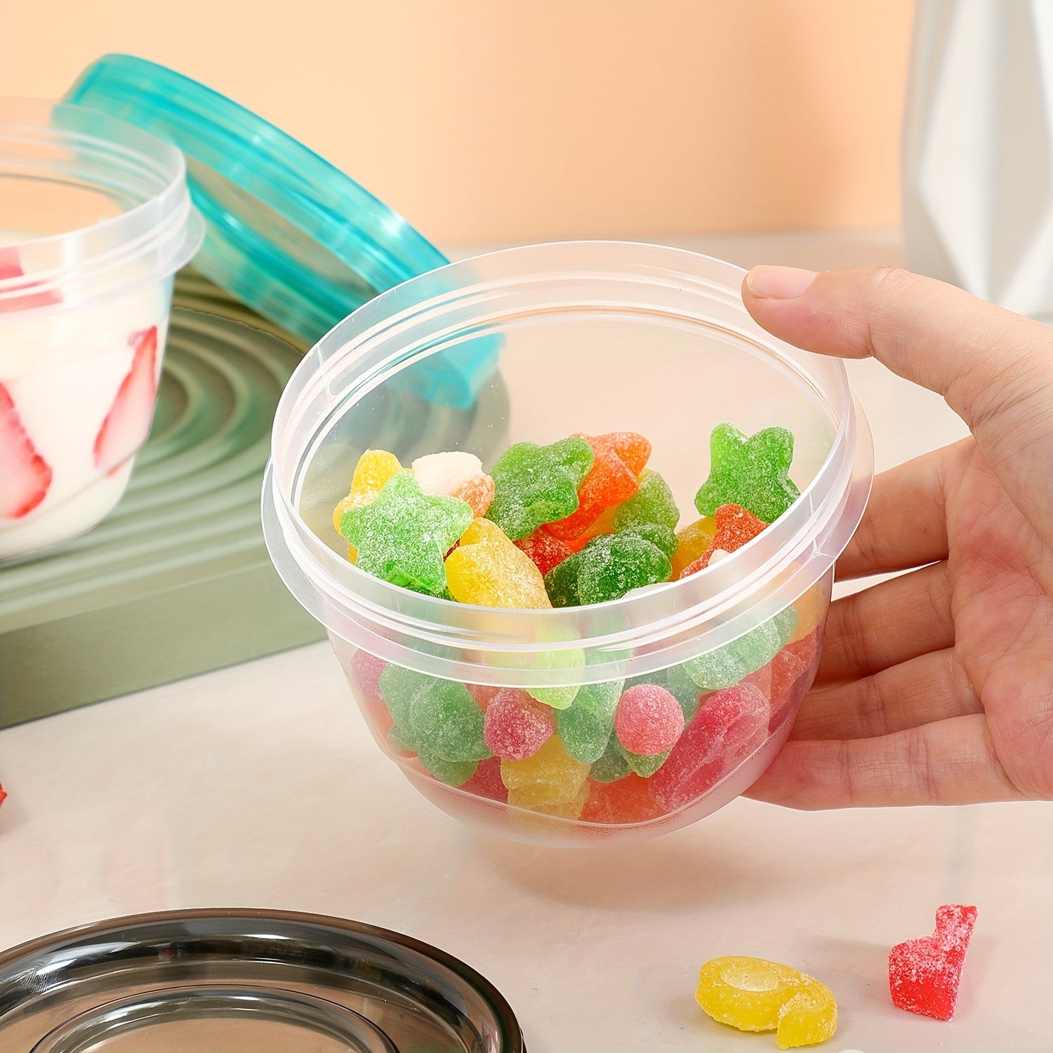 Две прозрачные пищевые емкости с синими крышками — пригодные для использования в микроволновой печи и сохраняющие свежесть круглые коробки для хранения зерна, орехов, фруктов и многого другого — идеально подходят для использования на домашней кухне.